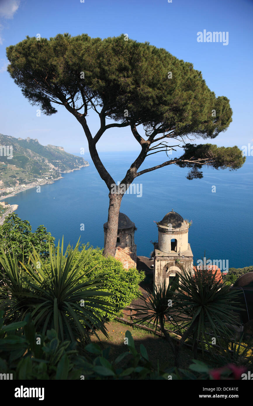 Vista desde la Villa Rufolo, sobre el Golfo de Salerno y las torres de la iglesia Chiese Santissima Annunziata, Ravello, Golfo de Amalfi. Foto de stock