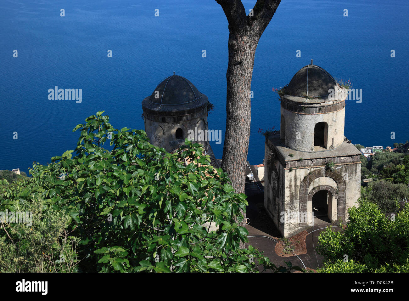 Vista desde la Villa Rufolo, sobre el Golfo de Salerno y las torres de la iglesia Chiese Santissima Annunziata, Ravello, Golfo de Amalfi. Foto de stock