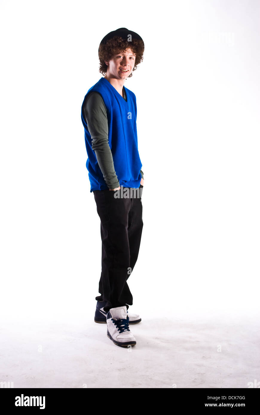 Moda joven hombre en jersey azul sombrero negro con el pelo rizado  Fotografía de stock - Alamy