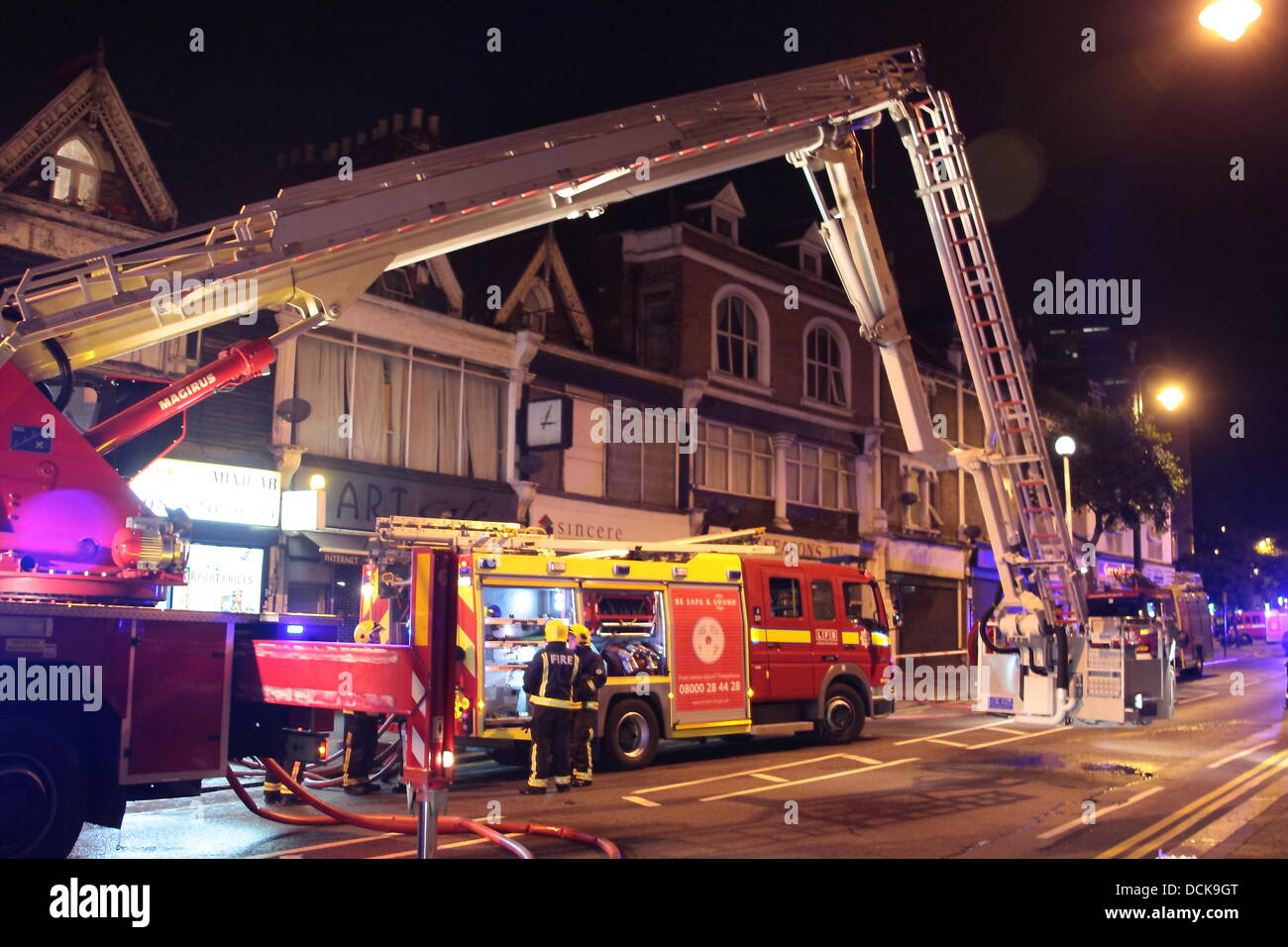 Waltham Forest, Londres, Reino Unido. 20 Aug, 2013. Martes 20 de agosto de 2013 Fire causa daños graves a Walthamstow sala comunitaria. Unos 70 bomberos con 10 bomberos fueron llamados a la blaze aproximadamente a las 01:15hrs. Un portavoz de bomberos dijo que la mayor parte del techo y alrededor de la mitad de la primera planta de la suite de banquetes está encendido. Crédito: Hot Shots/Alamy Live News Foto de stock