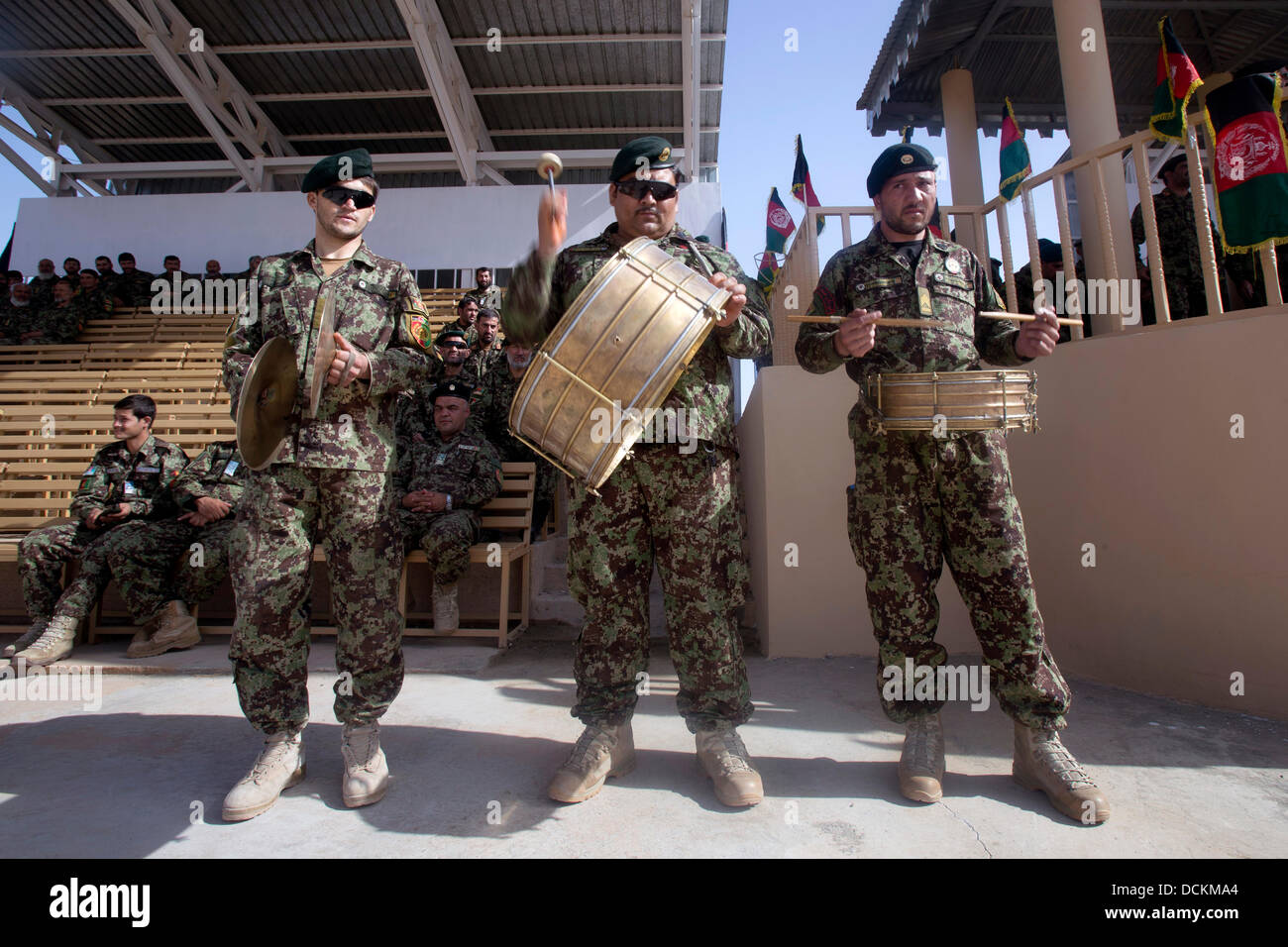 Banda del Ejército Nacional afgano se reproduce durante las celebraciones del Día de la independencia de Afganistán el 19 de agosto de 2013 en el campamento Shorabak, provincia de Helmand, Afganistán. Foto de stock
