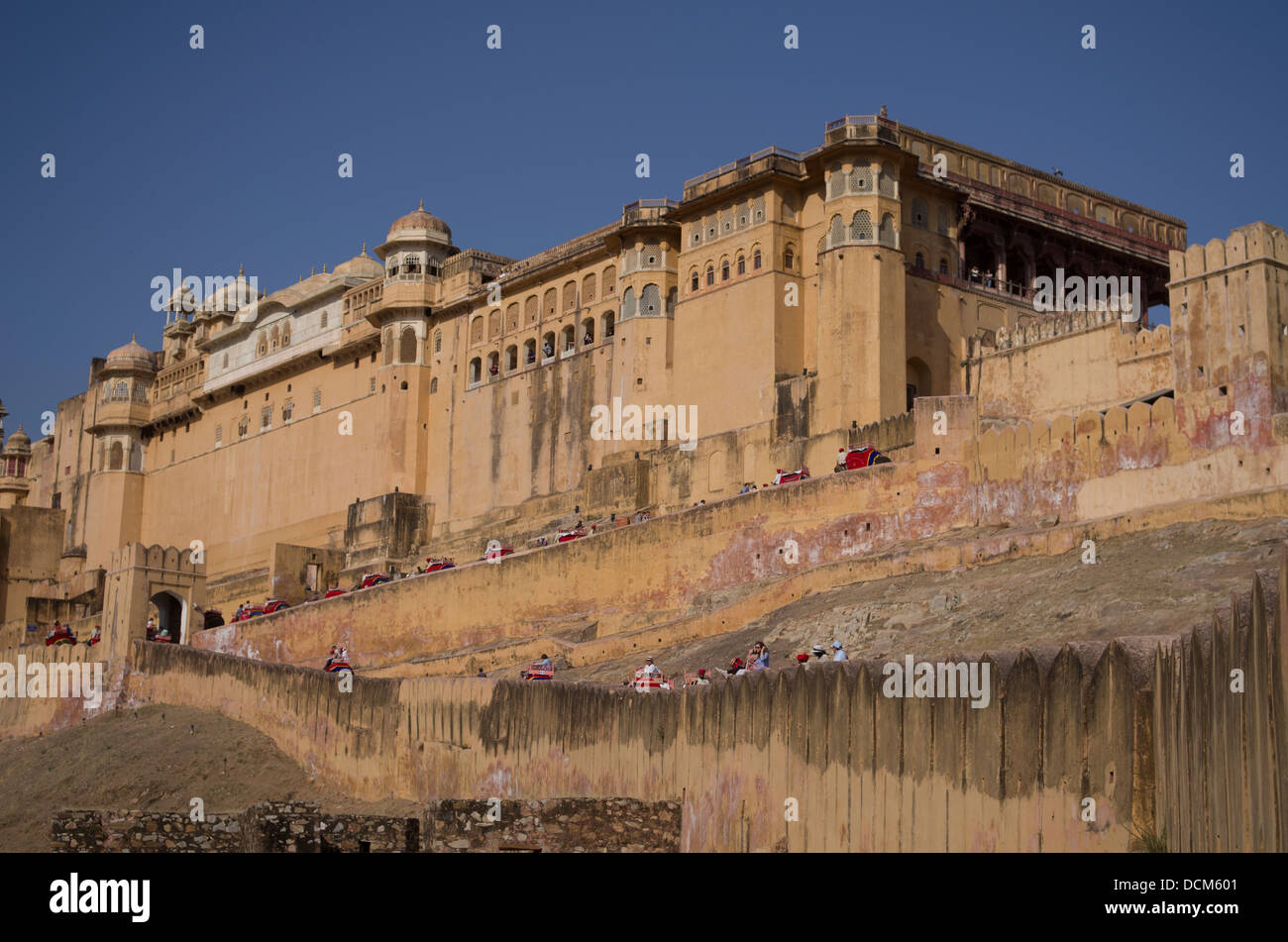 Elefante indio que transporta turistas hasta ámbar ( ) Amer Fort / Palace - Jaipur, Rajasthan, India Foto de stock