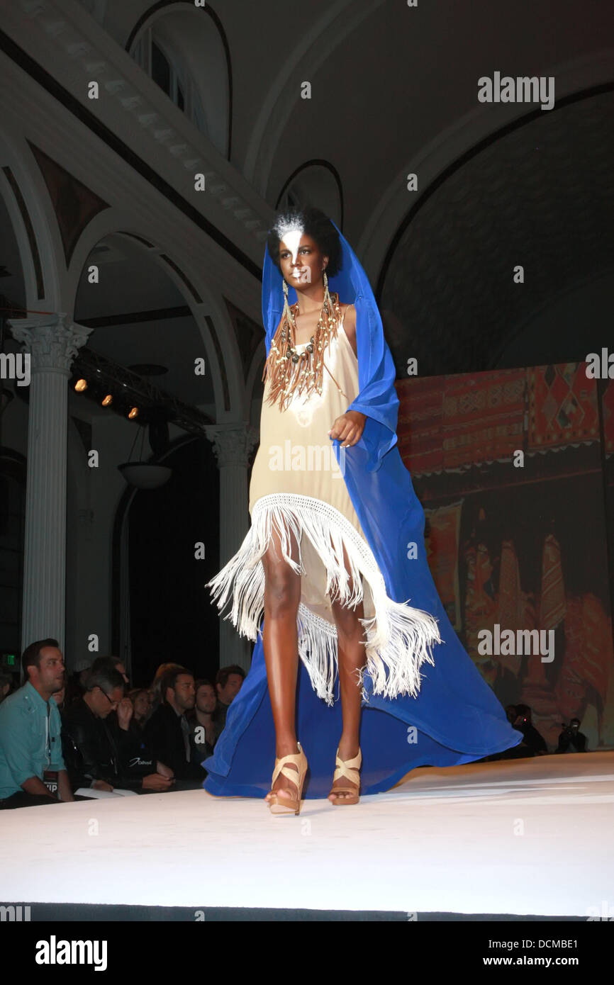 Modelo 05 Gitana Fashion Show para la Semana de la moda con una actuación de la banda de Jeremy Piven, "malas decisiones", celebrado en Los Angeles, California Vibiana - 19.10.11 Foto de stock