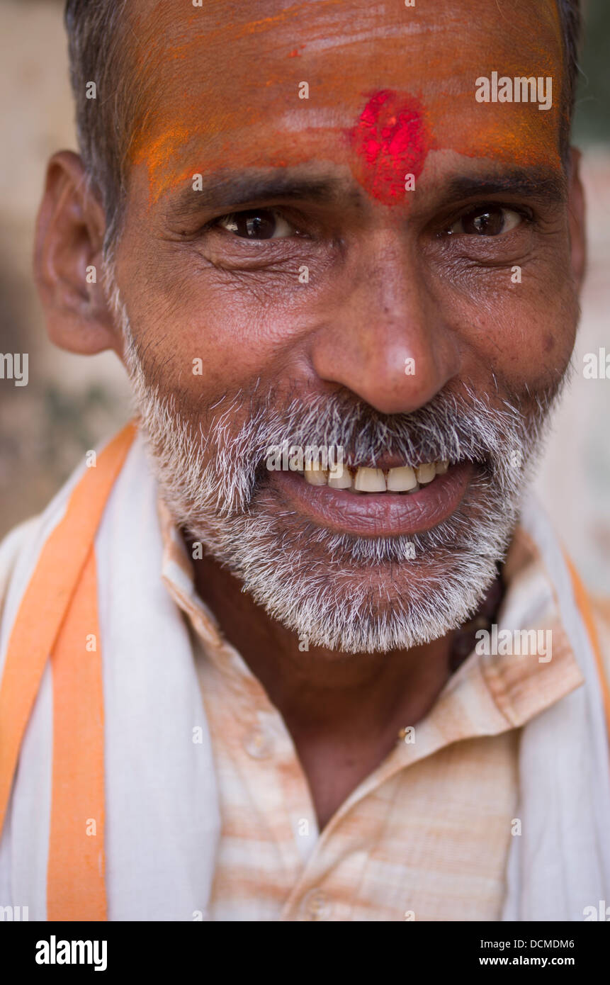 Hombre con hindú tilak en la frente y la barba en Galta Palace / Monkey Temple - Jaipur, Rajasthan, India Foto de stock