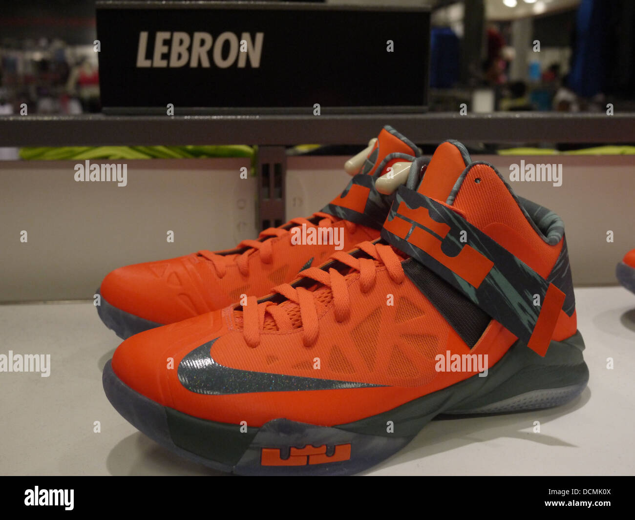 Lebron firma zapatilla de baloncesto de Nike Fotografía de stock - Alamy