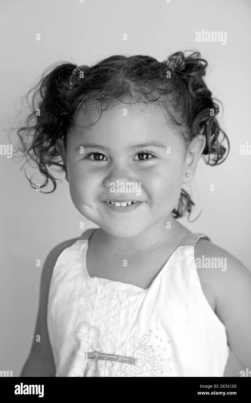 Niñas sonrientes Imágenes de stock en blanco y negro Alamy