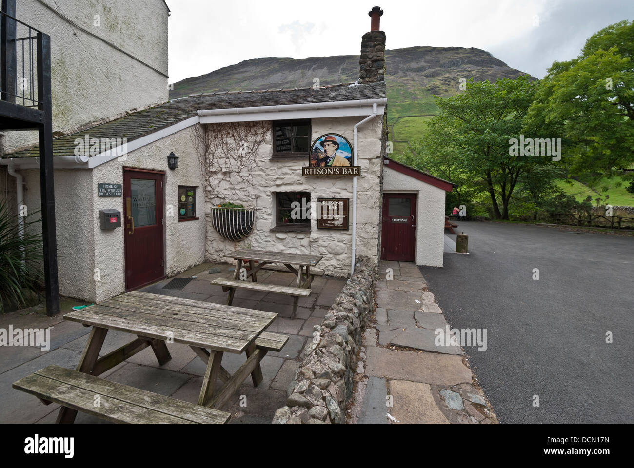 Ritson's Bar, hogar de los más grandes del mundo mentiroso, el Wasdale Head Inn, Lake District, Cumbria Foto de stock