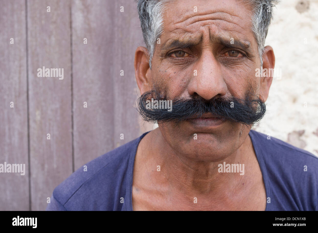 Hombre indio con gran bigote tupido en Meherangarh Fort - Jodhpur, Rajashtan, India Foto de stock