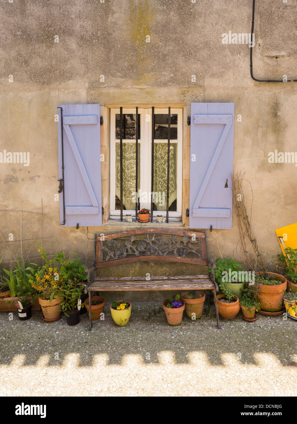 Decoración en una bonita casa en lo alto de la colina de BELLEGARDE-du-arrasa Aude Languedoc Francia Foto de stock