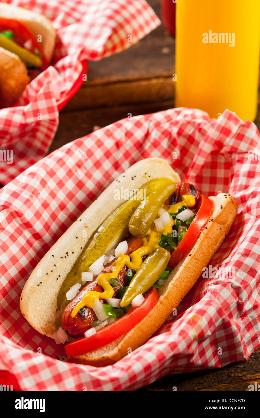 El estilo Chicago Hot Dog con la mostaza, el Pickle Relish, tomate y cebolla Foto de stock