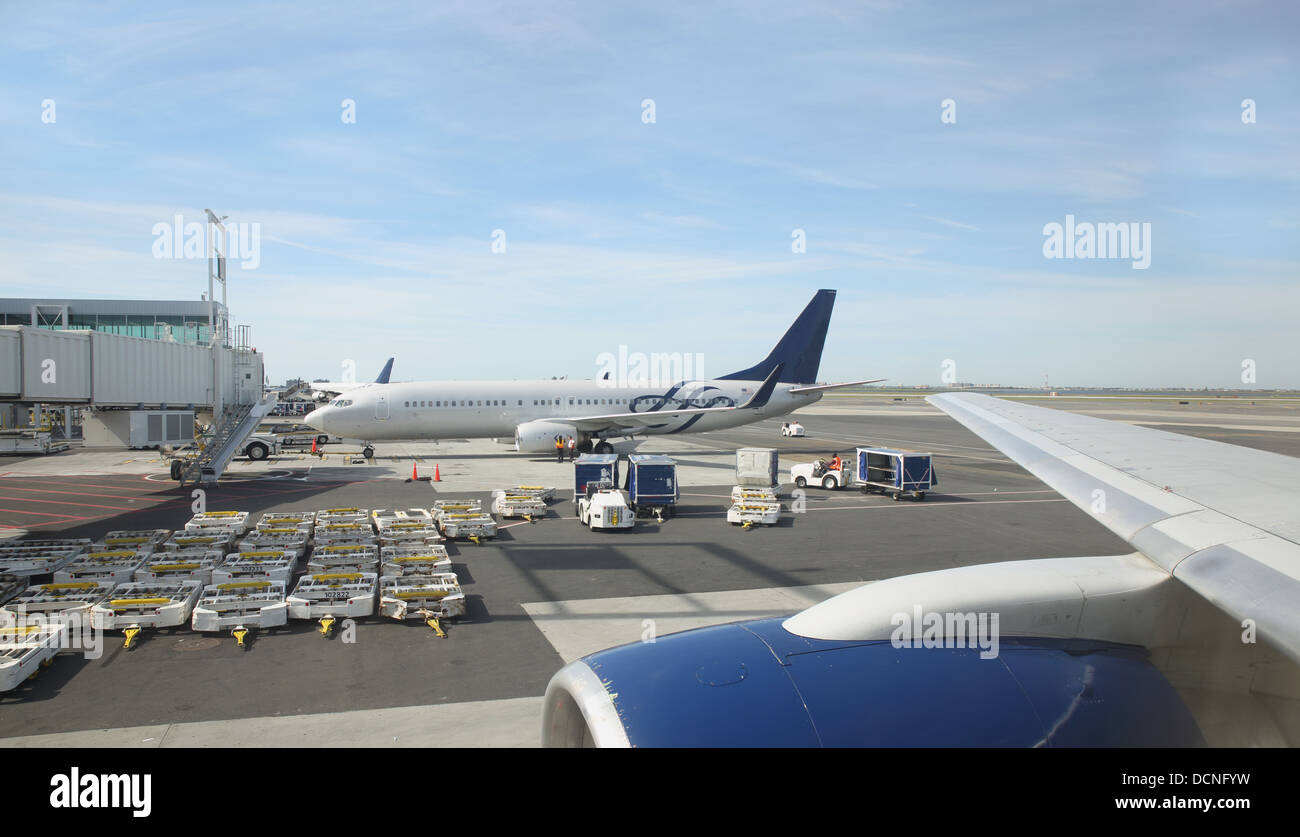 Vista de los aviones en las puertas de embarque Foto de stock