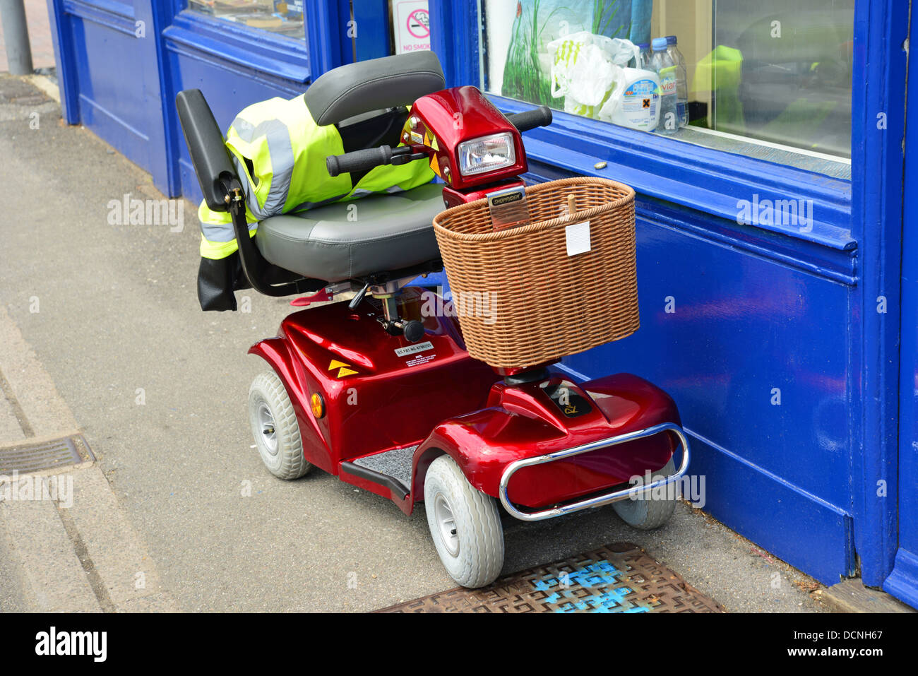 Scooter de movilidad fuera de la tienda, Ciudad Alta, Hereford, Herefordshire, Inglaterra, Reino Unido Foto de stock
