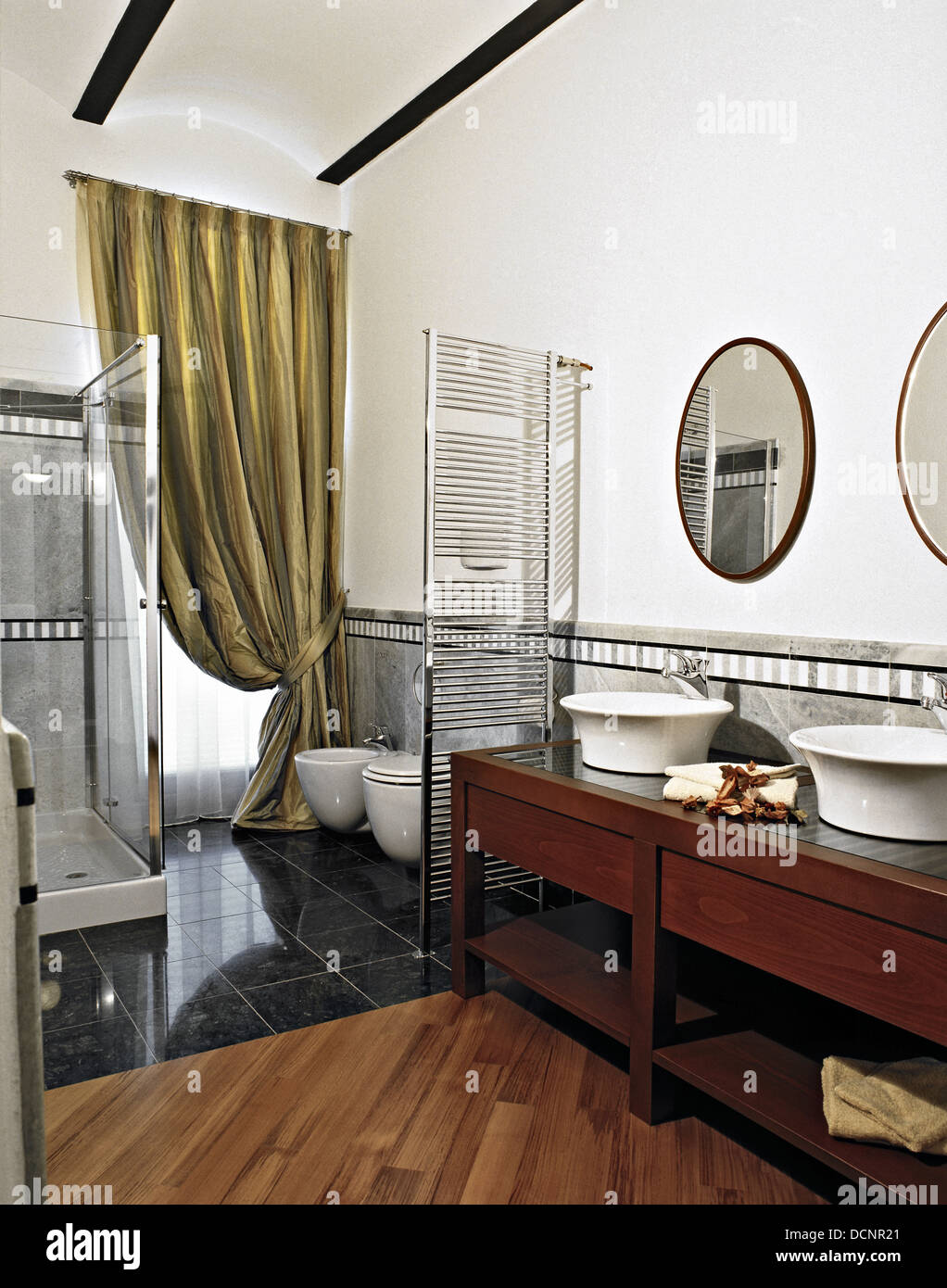 Dos lavamanos de cerámica en los muebles de madera con un moderno cuarto de  baño, suelos de madera y suelo de mármol negro Fotografía de stock - Alamy
