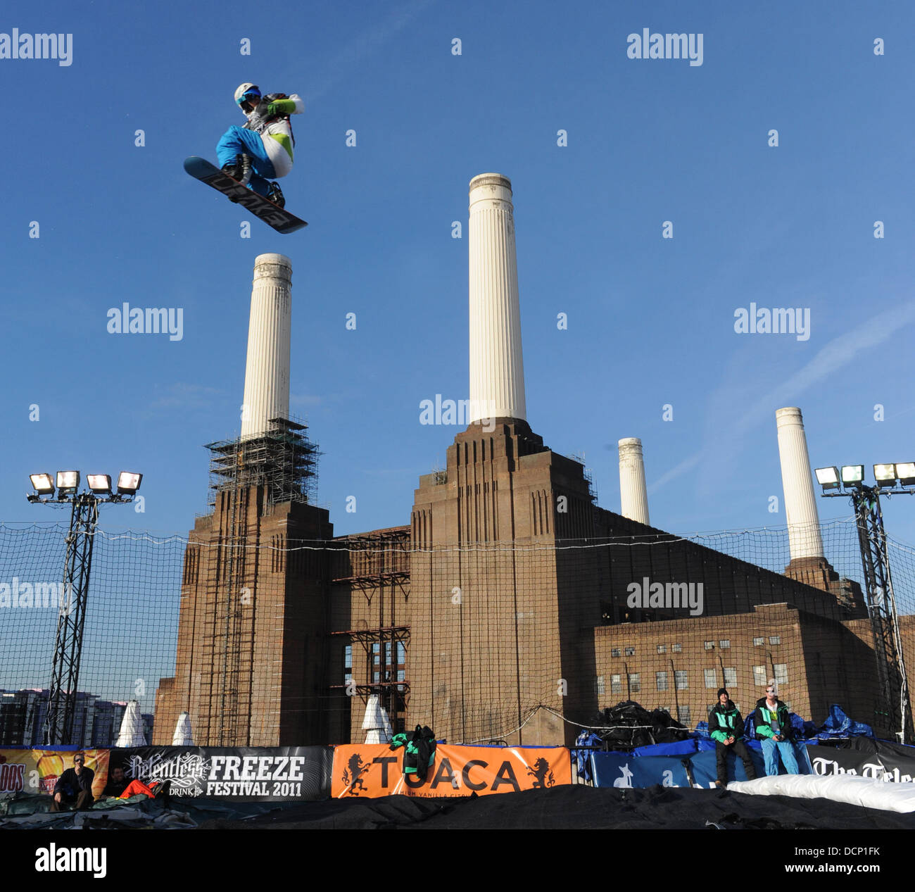 Clima implacable Freeze Festival en Battersea Power Station de Londres, Inglaterra - 28.10.11 Foto de stock