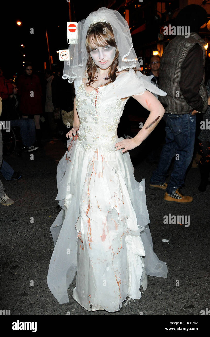 La novia cadáver Zombie disfraz de Halloween anual en Church Street - El  Block Party de Toronto, Canadá - 31.10.11 Fotografía de stock - Alamy