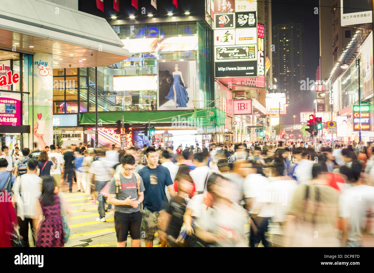 Hong Kong Causeway Bay multitud en movimiento durante la noche. Foto de stock