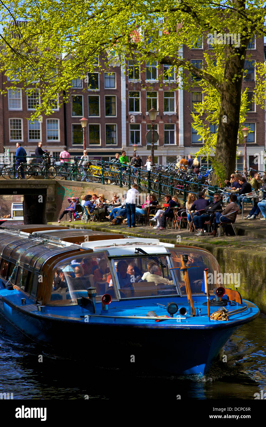 Barco turístico en Leliegracht, Amsterdam, Países Bajos, Europa Foto de stock