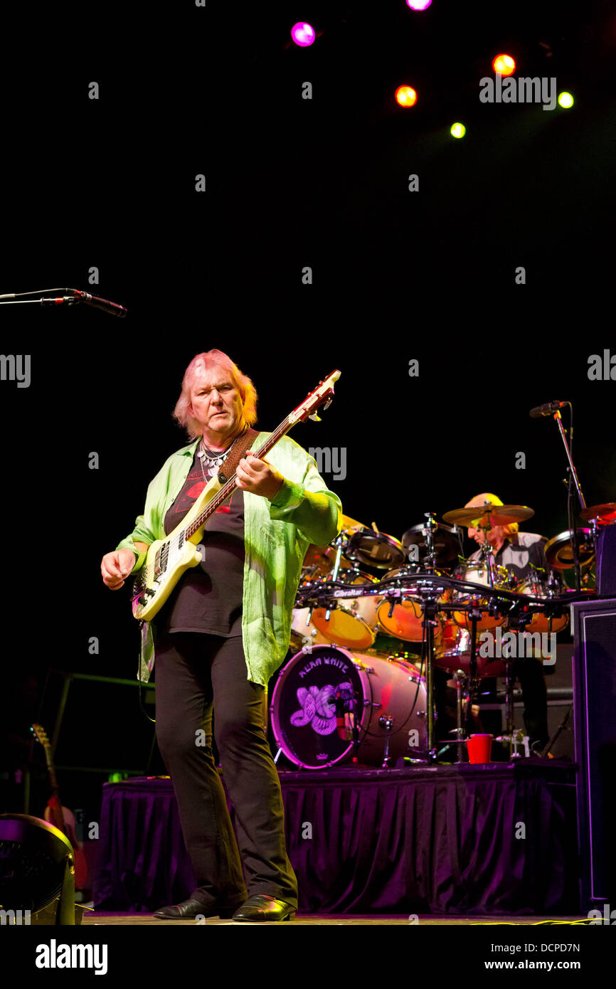 Chris Squire de la banda de rock progresivo Yes, interpretando en vivo en el coliseo dos Recreios de Lisboa, Portugal - 03.11.11 Foto de stock