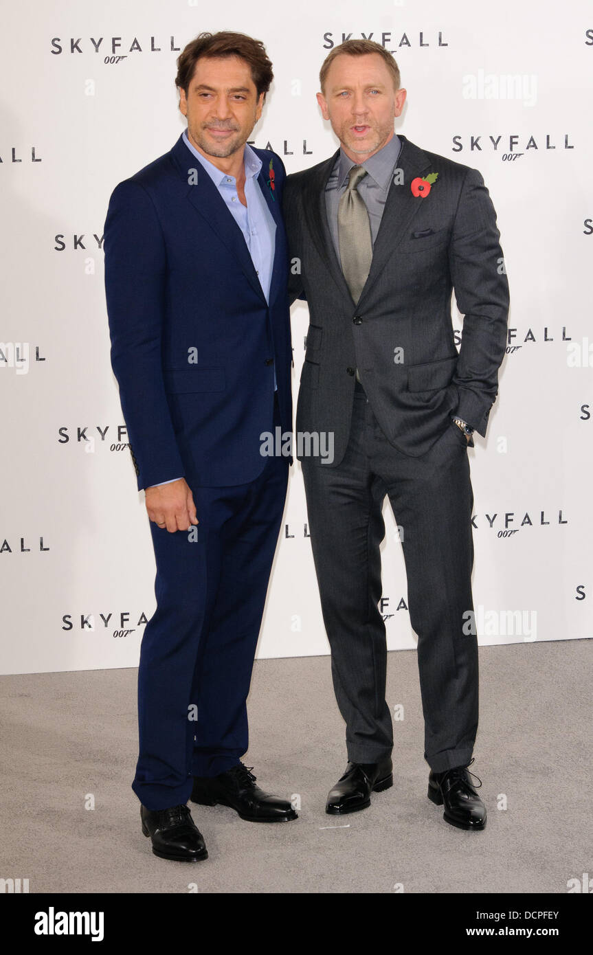 Javier Bardem y Daniel Craig 'Skyfall', la 23ª película de James Bond,  photocall celebrada en Massimo's Restaurant. Londres, Inglaterra - 03.11.11  Fotografía de stock - Alamy