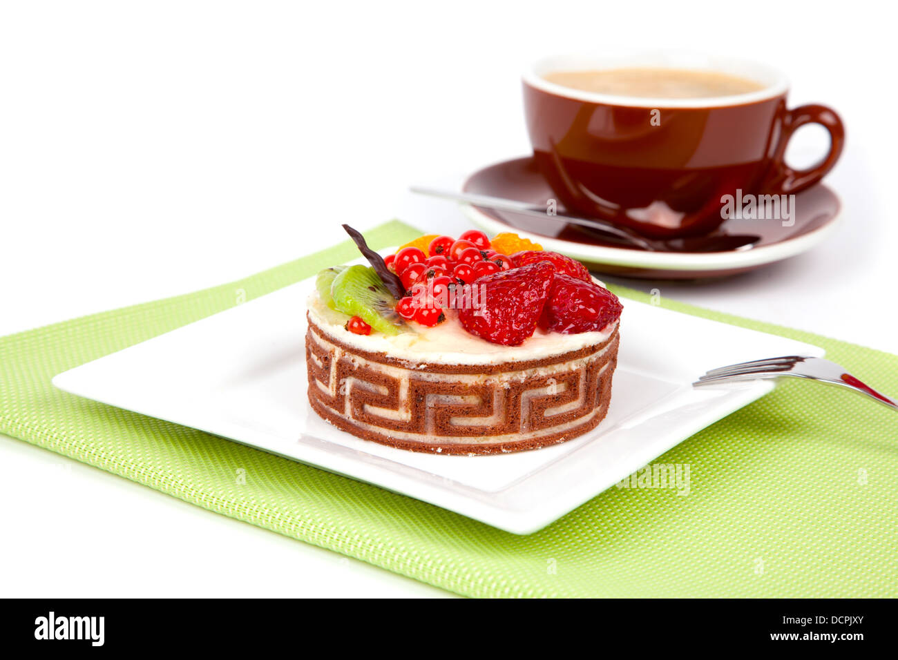 Pastel de frutas de bajas calorías con taza de café, sobre fondo blanco  Fotografía de stock - Alamy