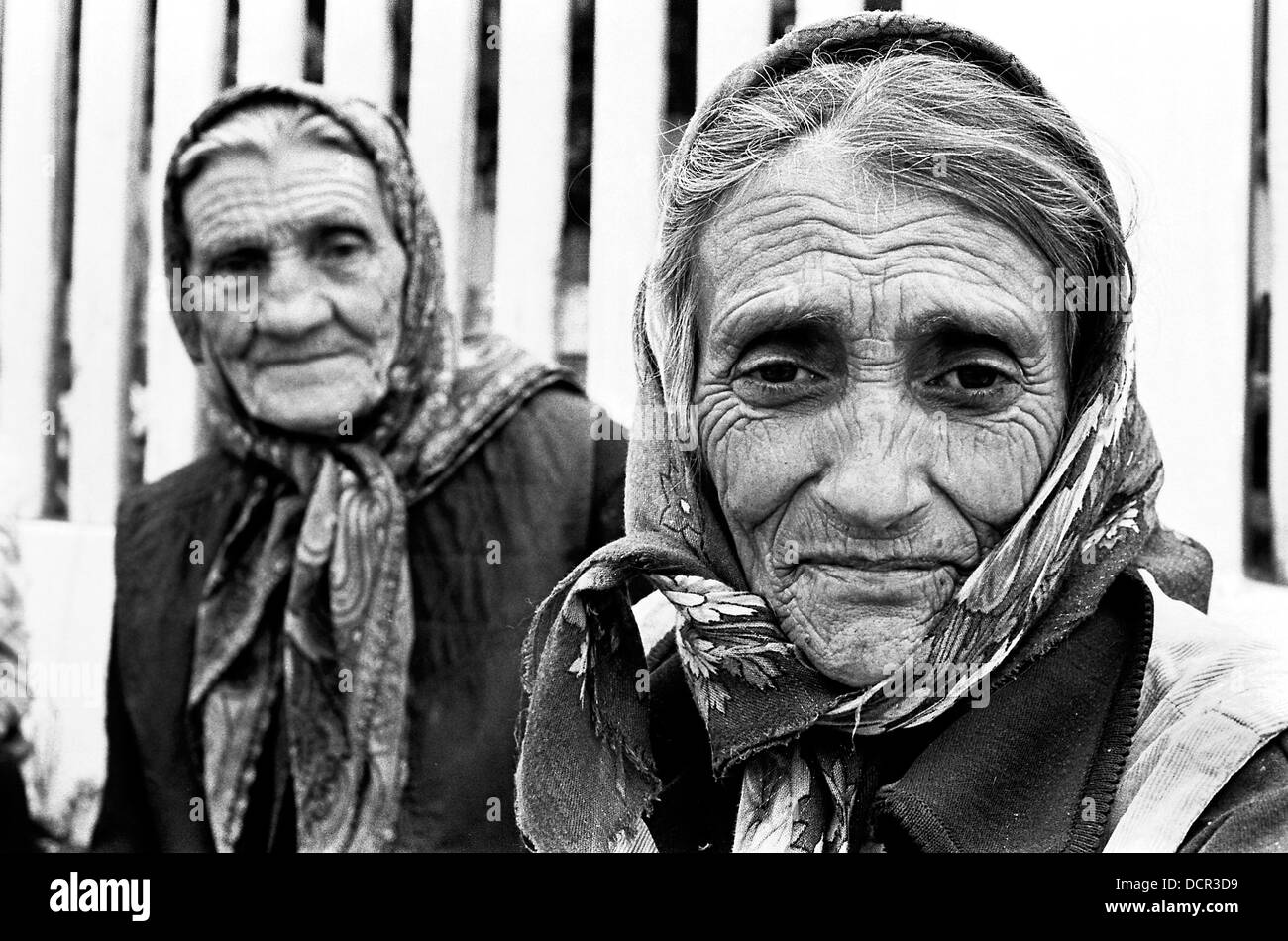 Ancianos altos las mujeres romaníes en Valea Seaca village Bacau Rumania Foto de stock
