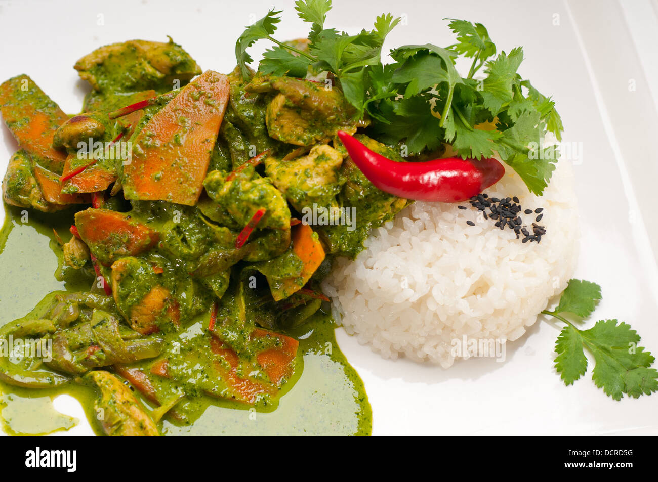 Pollo con verduras y arroz al curry verde Foto de stock