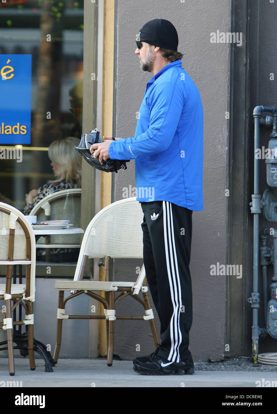 Russell Crowe, vestido con ropa deportiva adidas va en bicicleta en Beverly  Hills. Los Angeles, California - 15.11.11 Fotografía de stock - Alamy