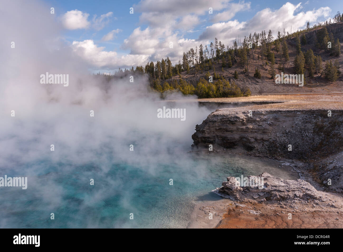 Vapor de agua en el Excelsior Geyser, el Parque Nacional de Yellowstone, en Montana, EE.UU. Foto de stock