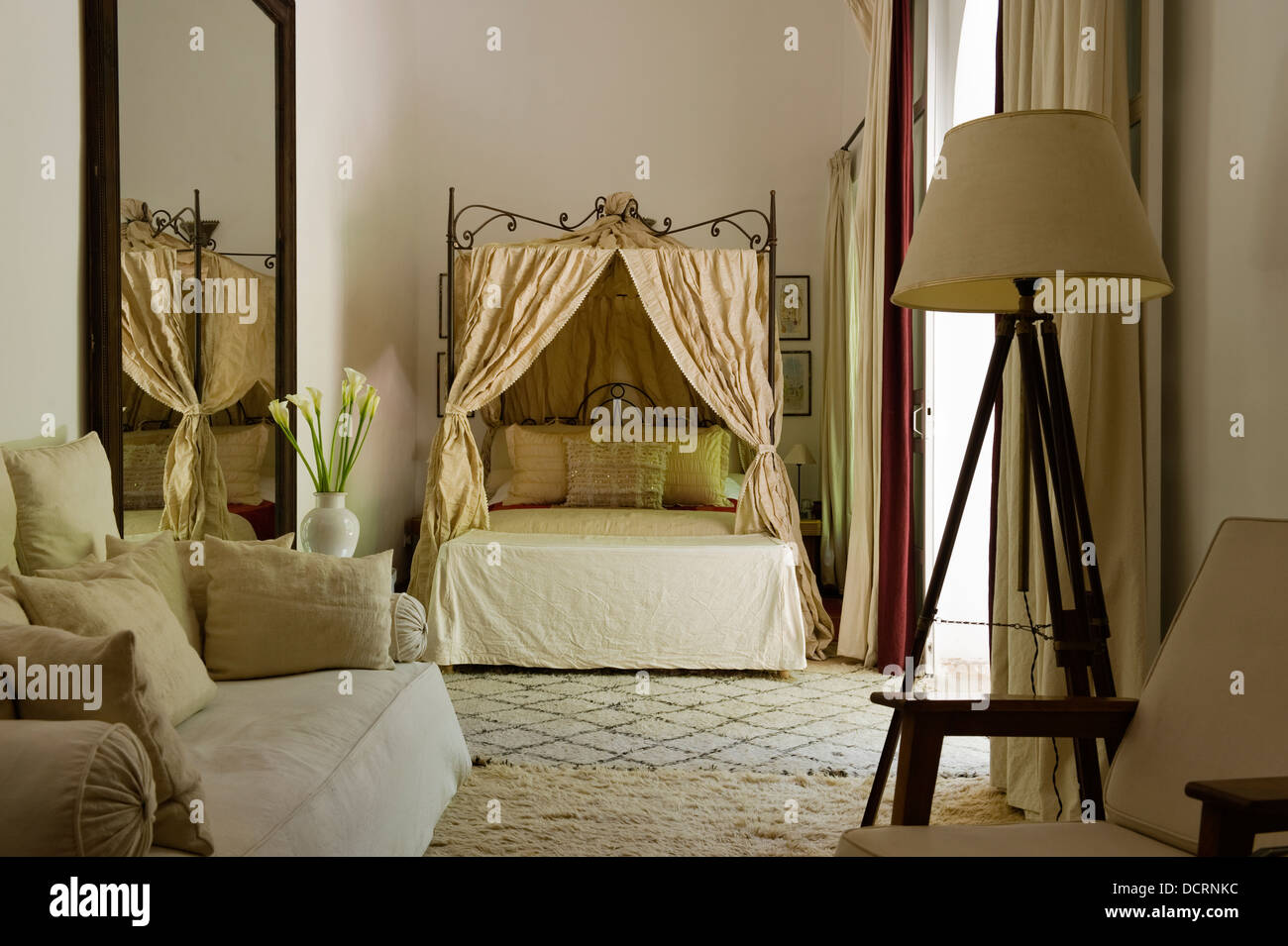 Dormitorio de estilo marroquí con telas neutras Fotografía de stock - Alamy