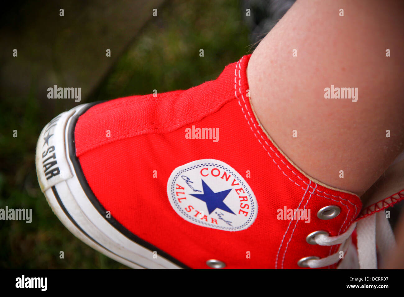 Niña vestidos de tutu y rosa botas de béisbol, yeso en la rodilla  Fotografía de stock - Alamy