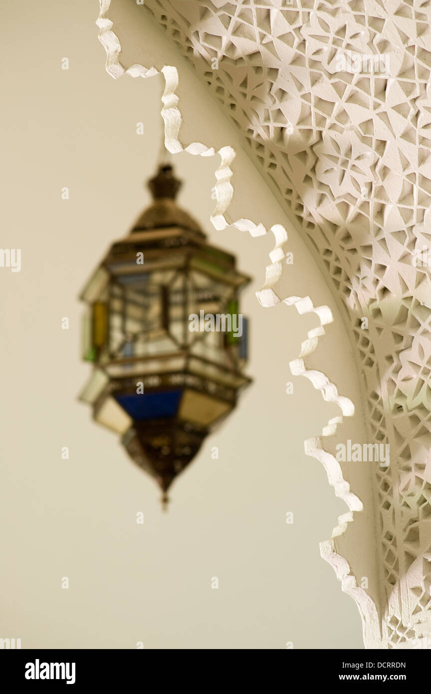 Lámpara marroquí y detailling arquitectónico Foto de stock