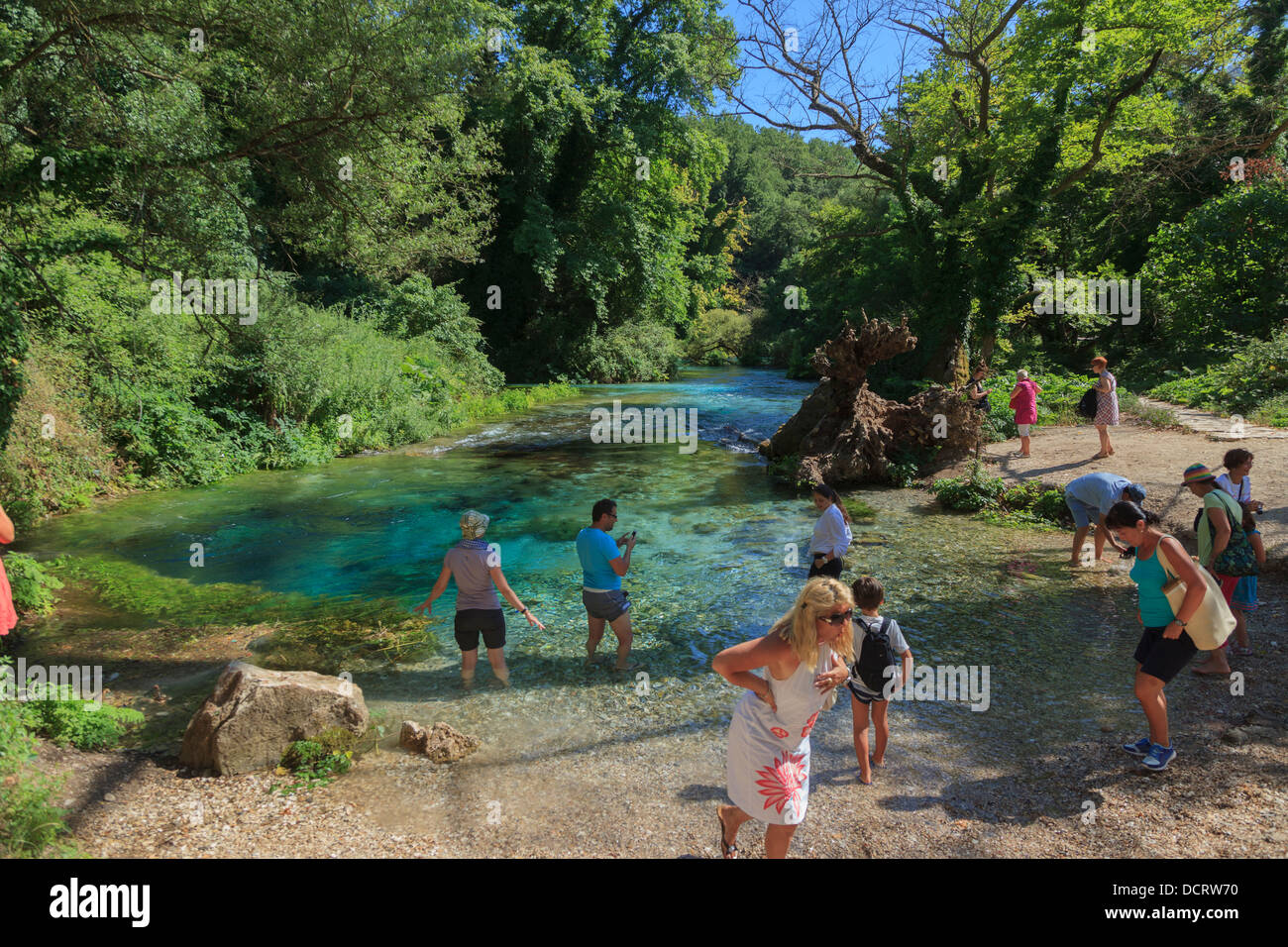 Los turistas remando en el agua en el Azul de los ojos de resorte (Syri i Kalta) en el sur de Albania Foto de stock