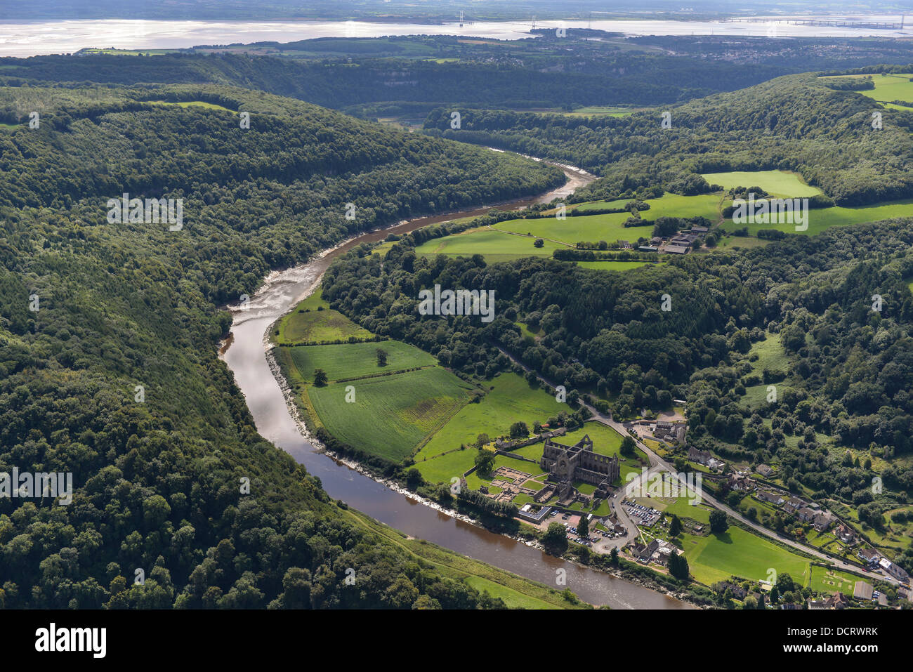 Fotografía aérea del valle de Usk y Tintern Abbey, mirando hacia el río Severn. Foto de stock