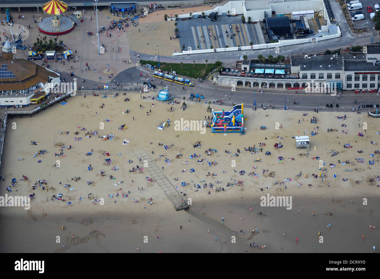 Fotografía aérea de la playa de Bournemouth en verano. Foto de stock