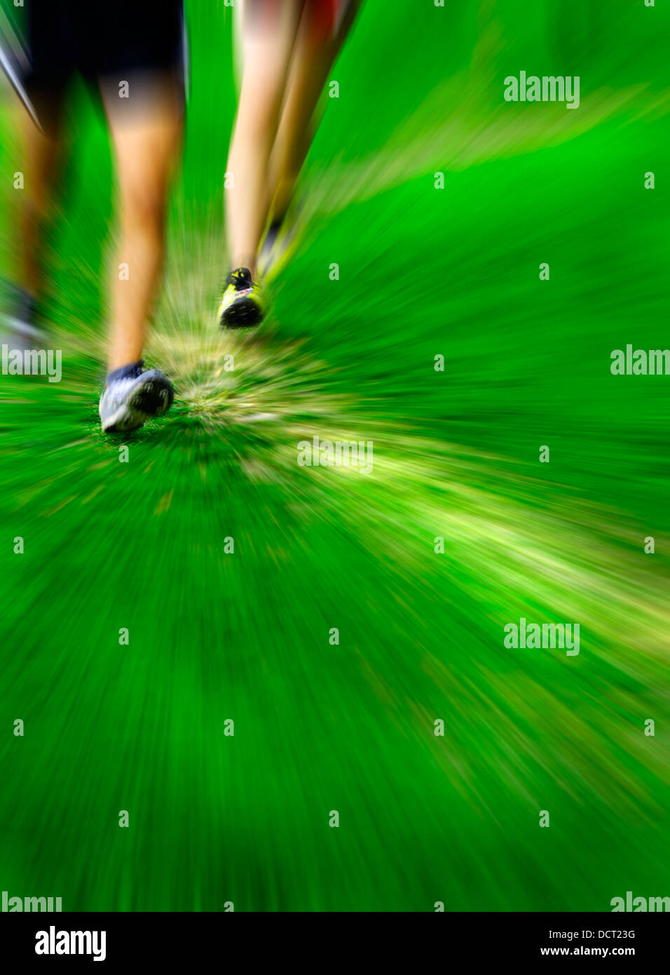 Detalle de zoom sobre corredores corriendo una carrera en curso de hierba Foto de stock