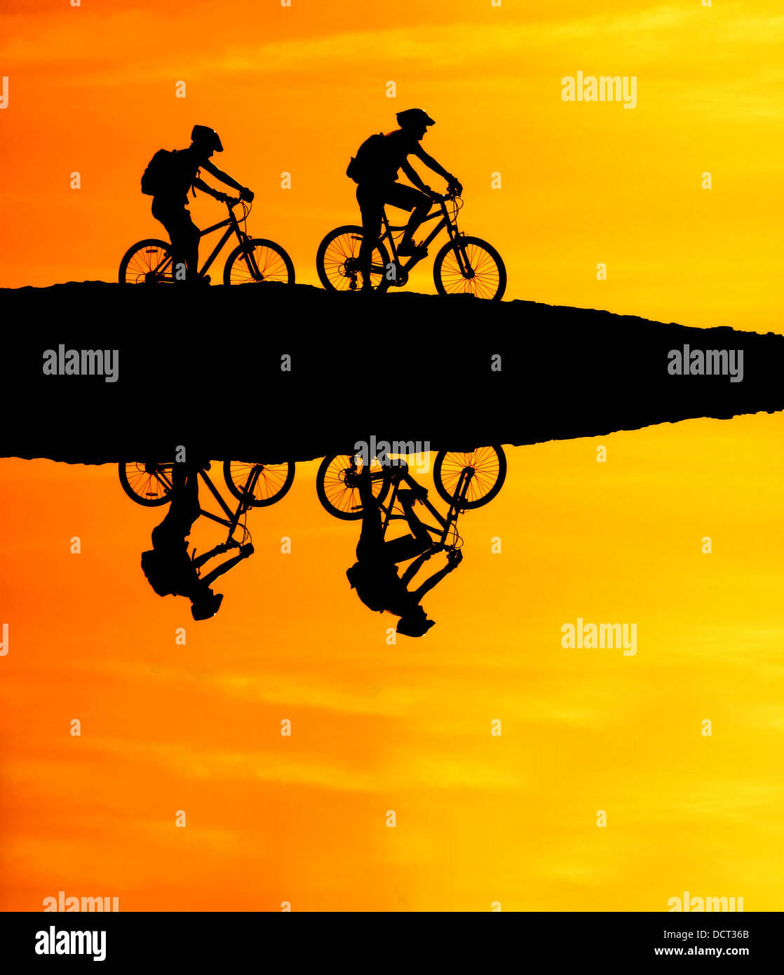 El ciclismo de montaña en la colina con la reflexión Foto de stock