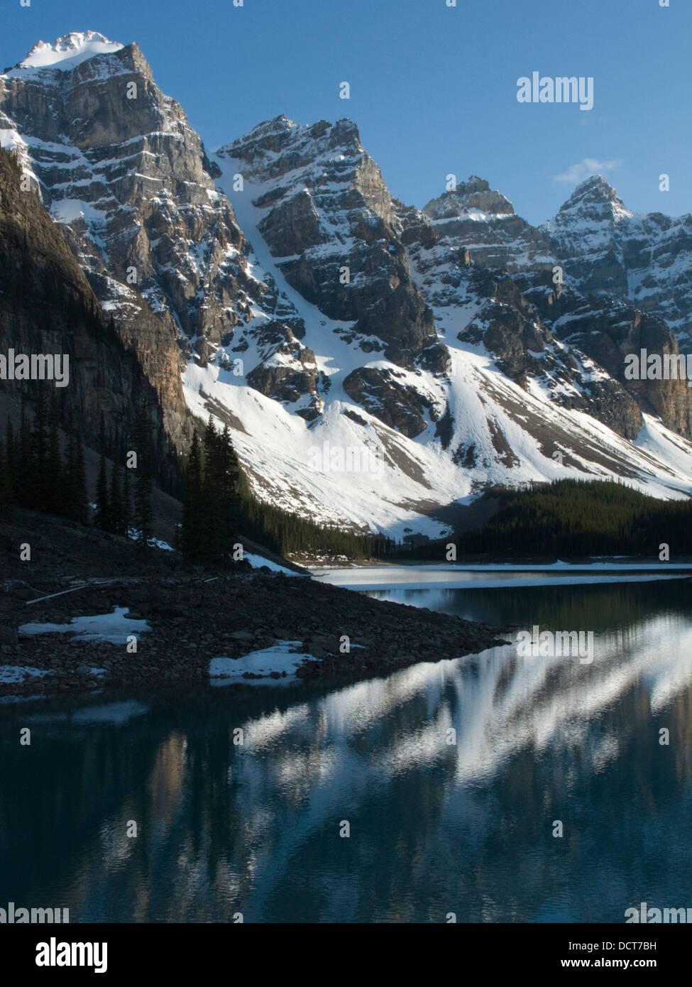 El lago Moraine Valle de 10 picos del Parque Nacional de Banff Alberta Canada Foto de stock
