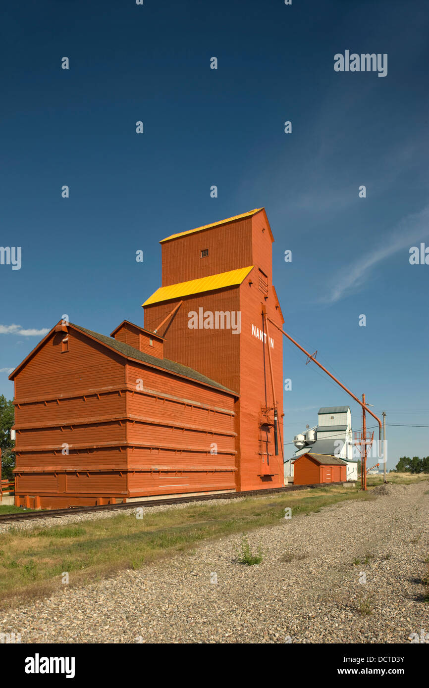 Fila de madera enmarcado elevadores de granos NANTON Alberta Canada Foto de stock