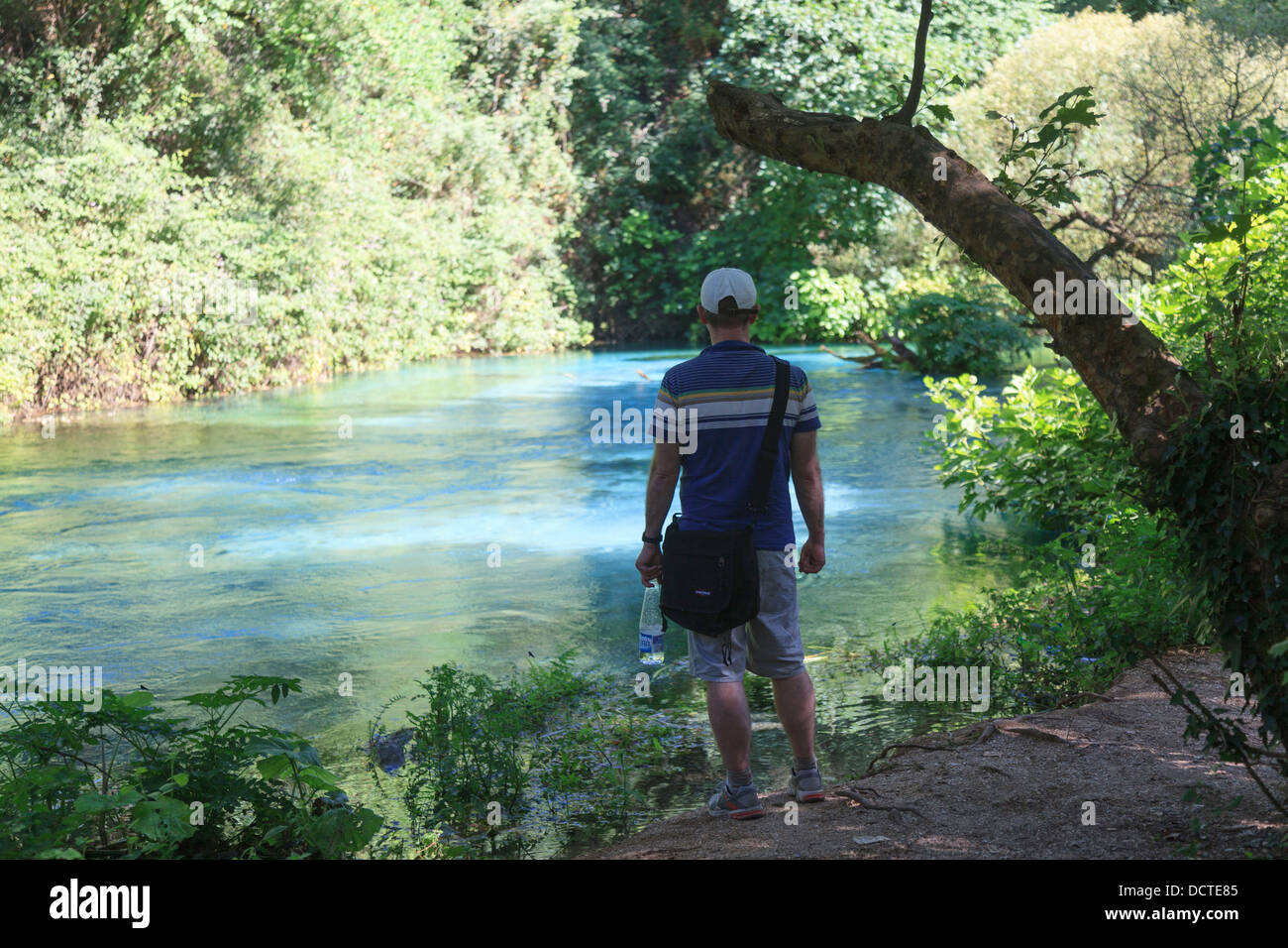 Un turista toma en los hermosos alrededores en el Azul de los ojos de resorte (Syri i Kalta) en el sur de Albania Foto de stock