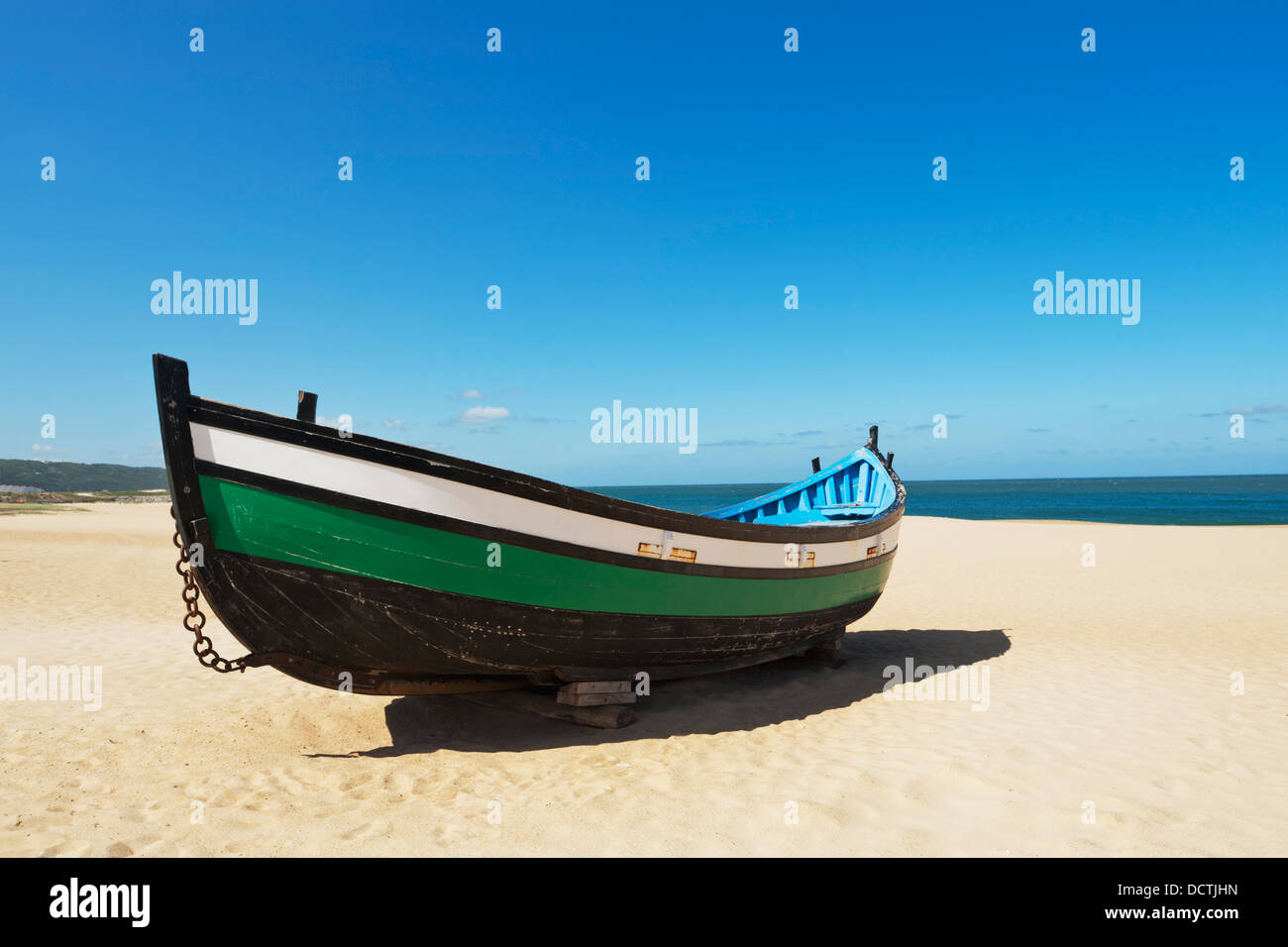 Fisherman's Boat en la playa; Nazare, Estremadua y Ribatejo, Portugal Foto de stock