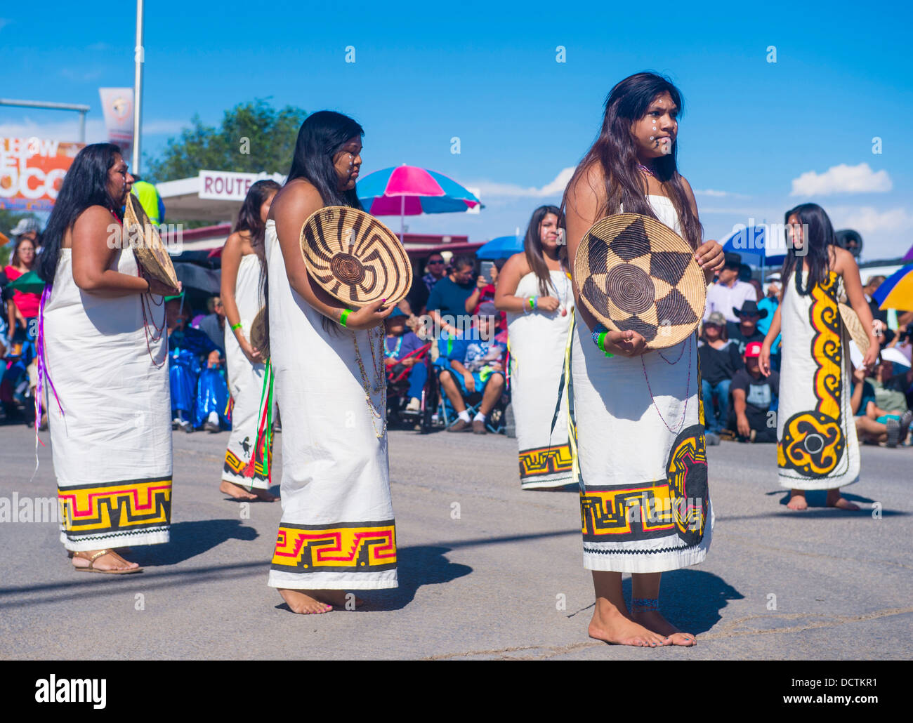 Las mujeres de la tribu Pima con traje tradicional participa en el 92 anual ceremonial desfile inter-tribales Gallup, NM Foto de stock