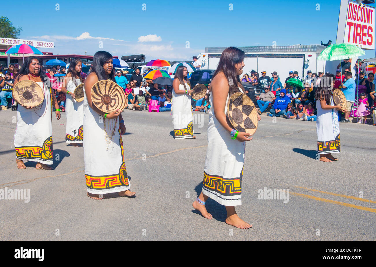 Las mujeres de la tribu Pima con traje tradicional participa en el 92 anual ceremonial desfile inter-tribales Gallup, NM Foto de stock