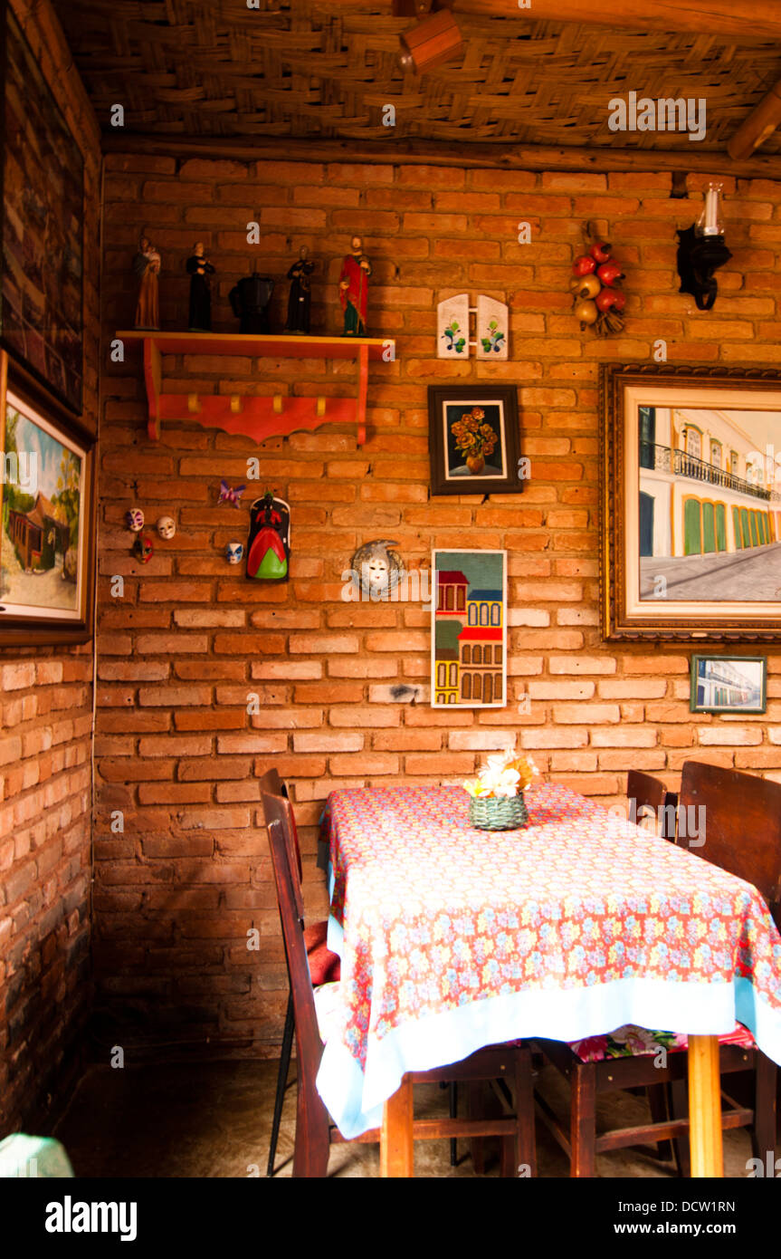 Restaurante tradicional sobre la carretera en el estado de Minas Gerais, Brasil Foto de stock