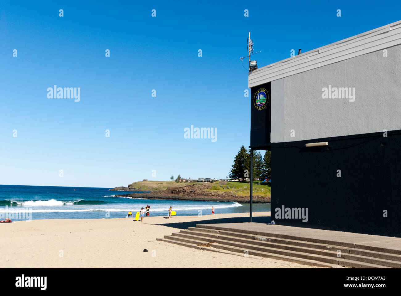 Kiama Surf Beach, con Kiama Surf Club de salvar la vida del edificio. Foto de stock