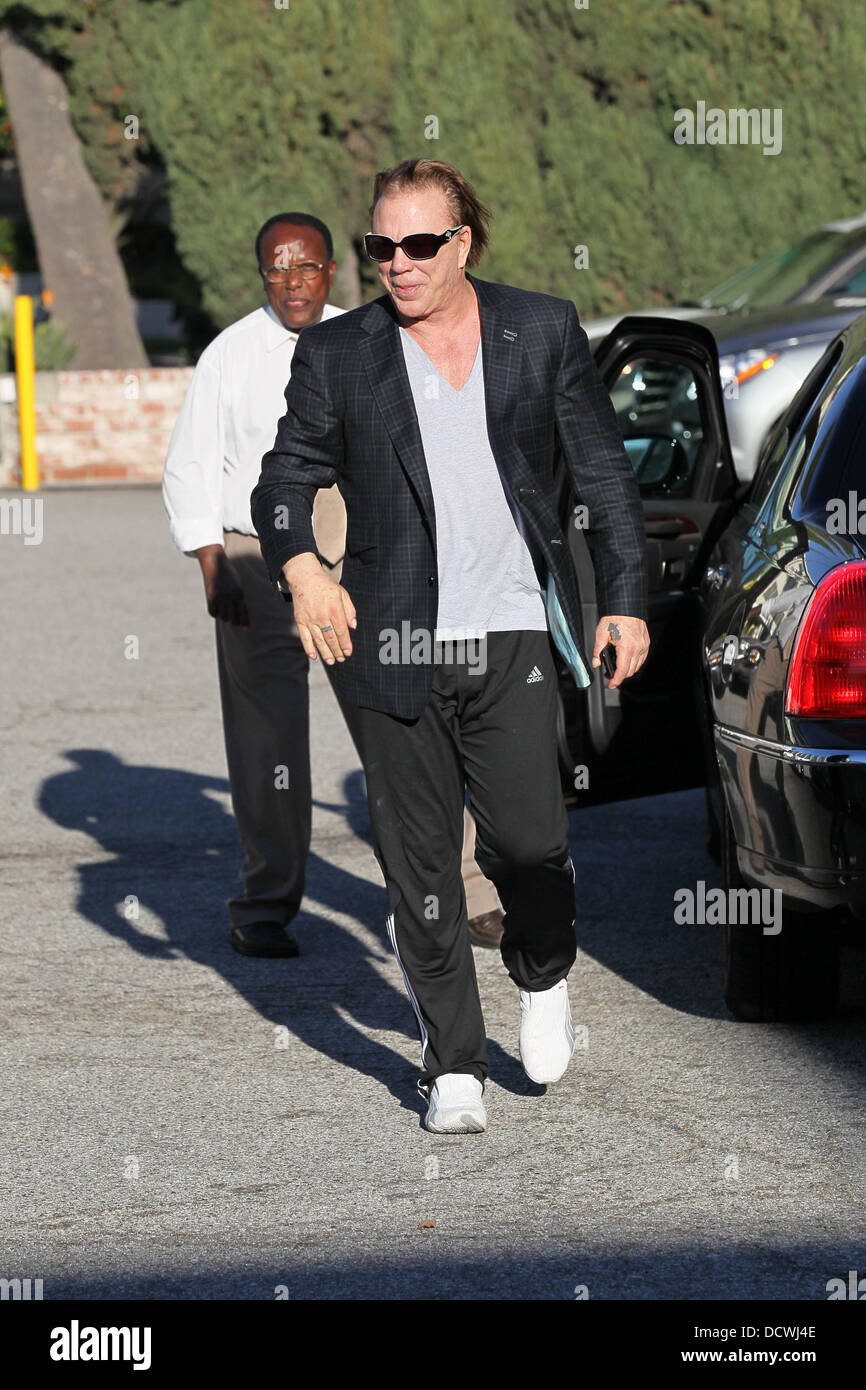 Mickey Rourke llega a tener su pelo cortado a Giuseppe Franco salón en  Beverly Hills. Rourke aparece muy casualmente vestida con un traje chaqueta  acompañados por el sudor pantalones y una camiseta
