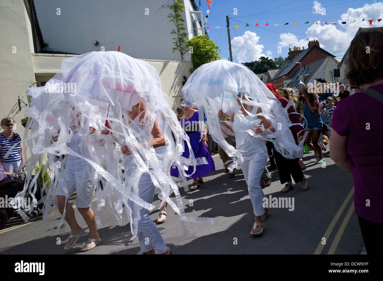 Los participantes en el Baile Furry Lympstone, Devon, Reino Unido Foto de stock