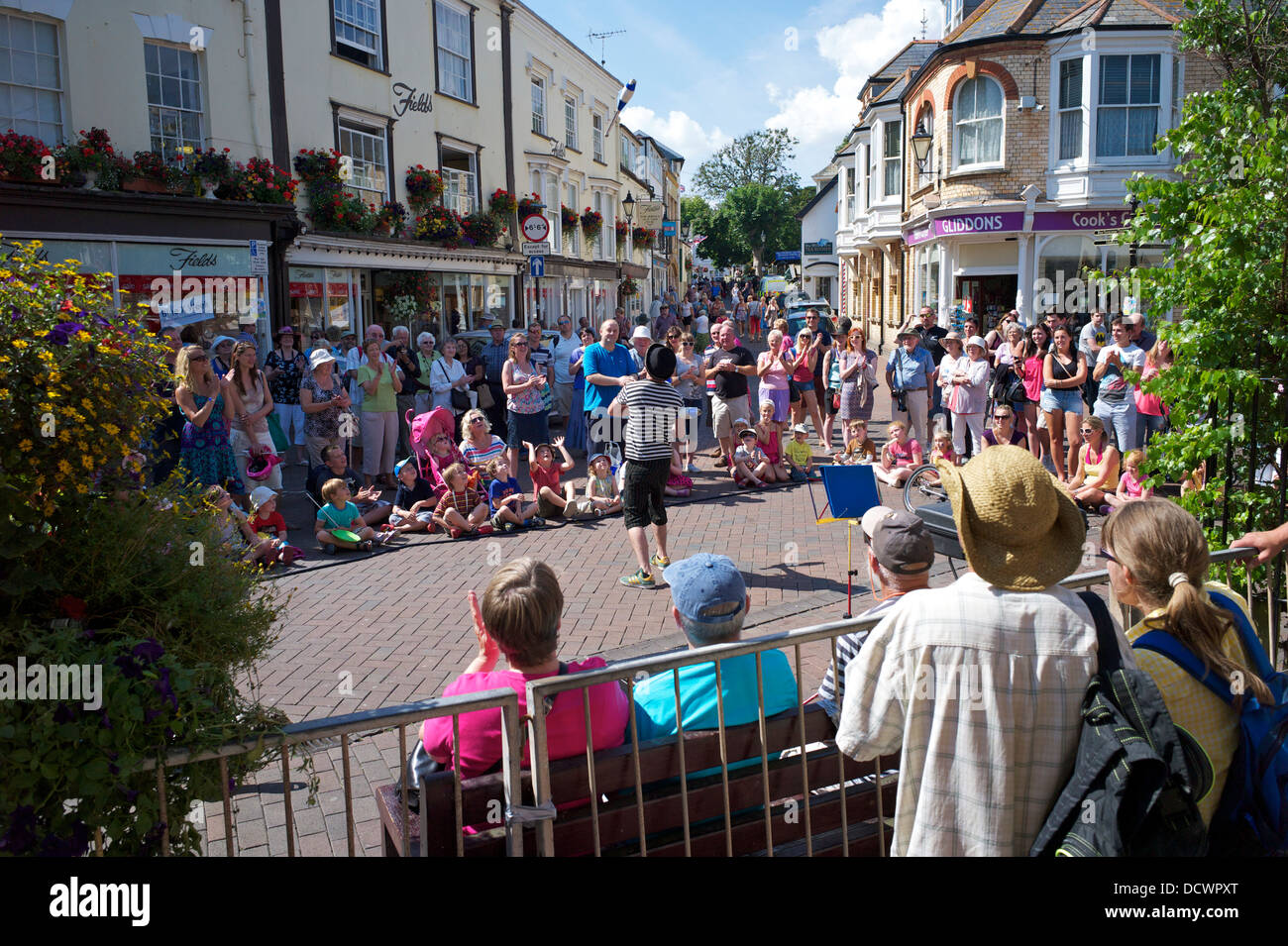 Un malabarista entretiene a la multitud en Sidmouth Folk Festival, Devon, Reino Unido Foto de stock