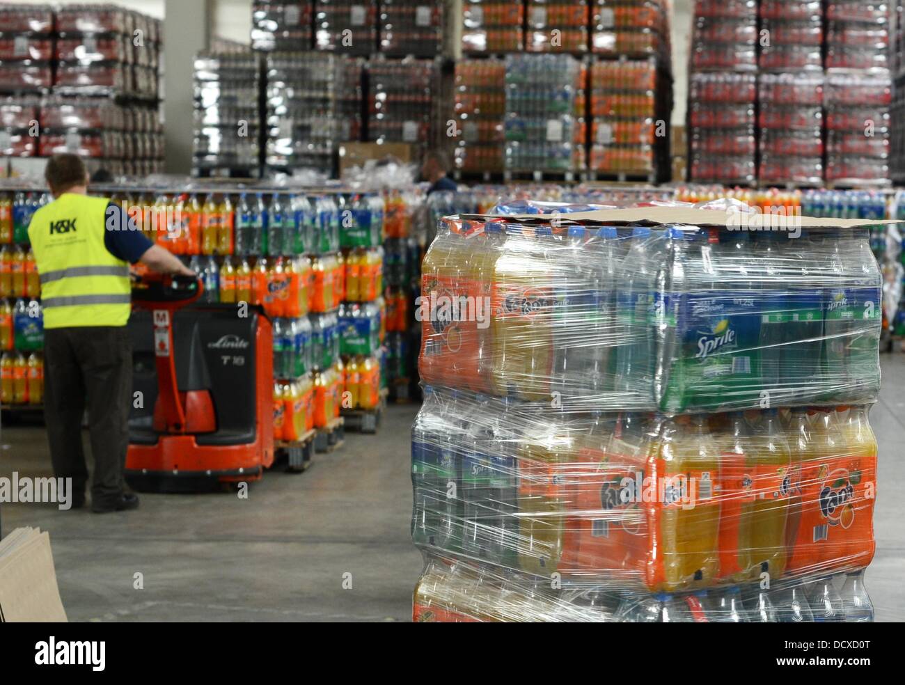 Palets con botellas están preparados para su entrega en el centro de distribución de la Coca Palets con botellas están preparados para su entrega en el centro de distribución de la Coca