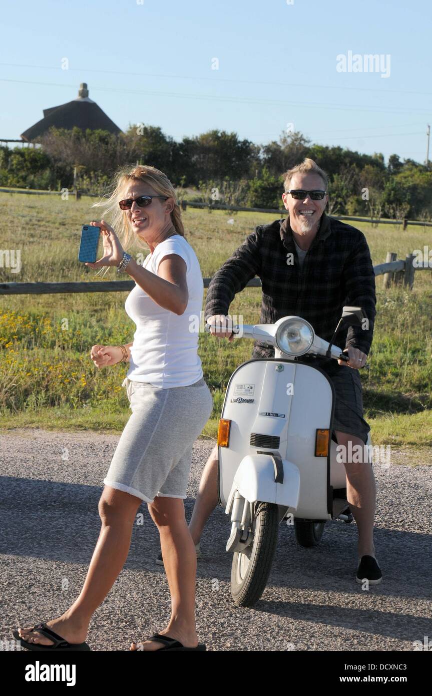 James Hetfield en un ciclomotor mientras está de vacaciones con su