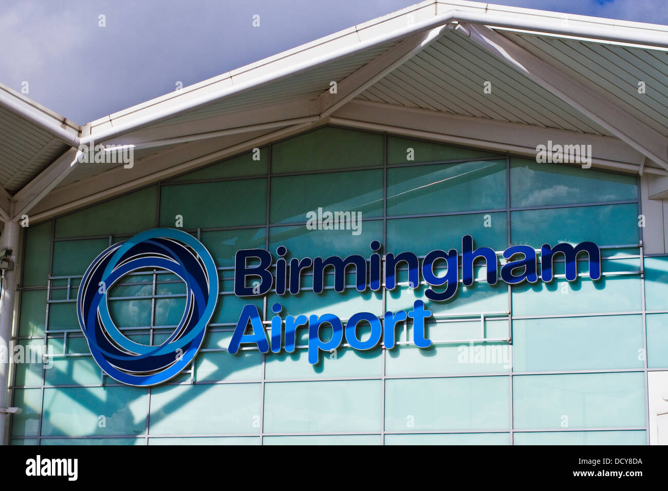 El edificio de la terminal del aeropuerto de Birmingham con signo Foto de stock